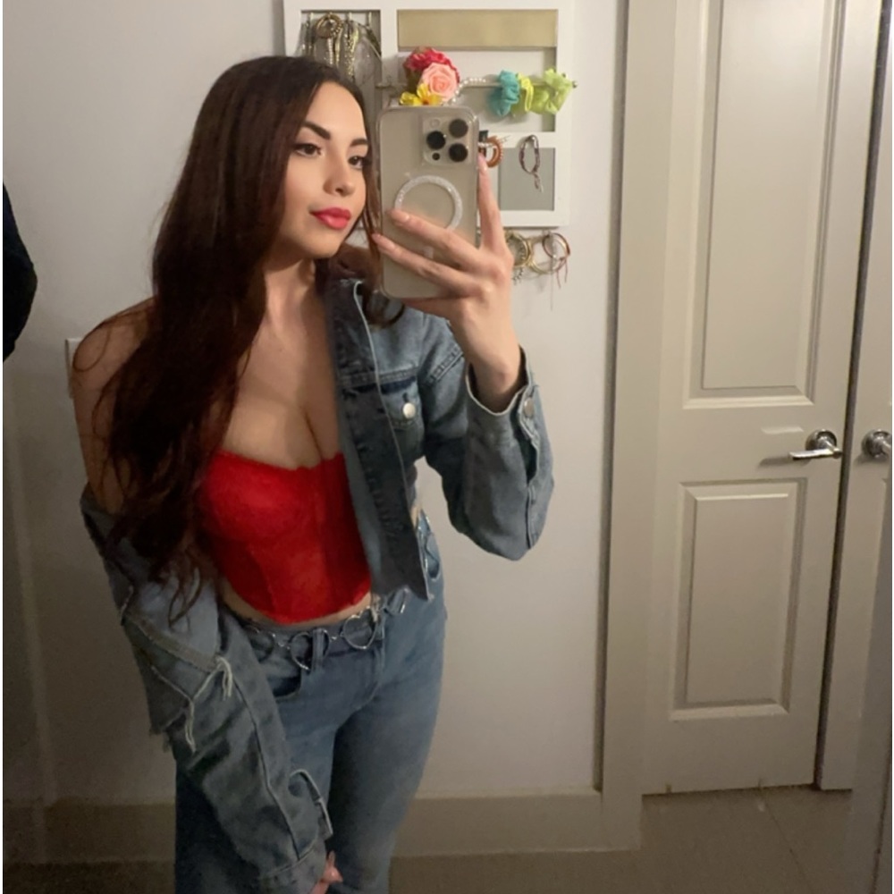 Meet your Posher, Anahi